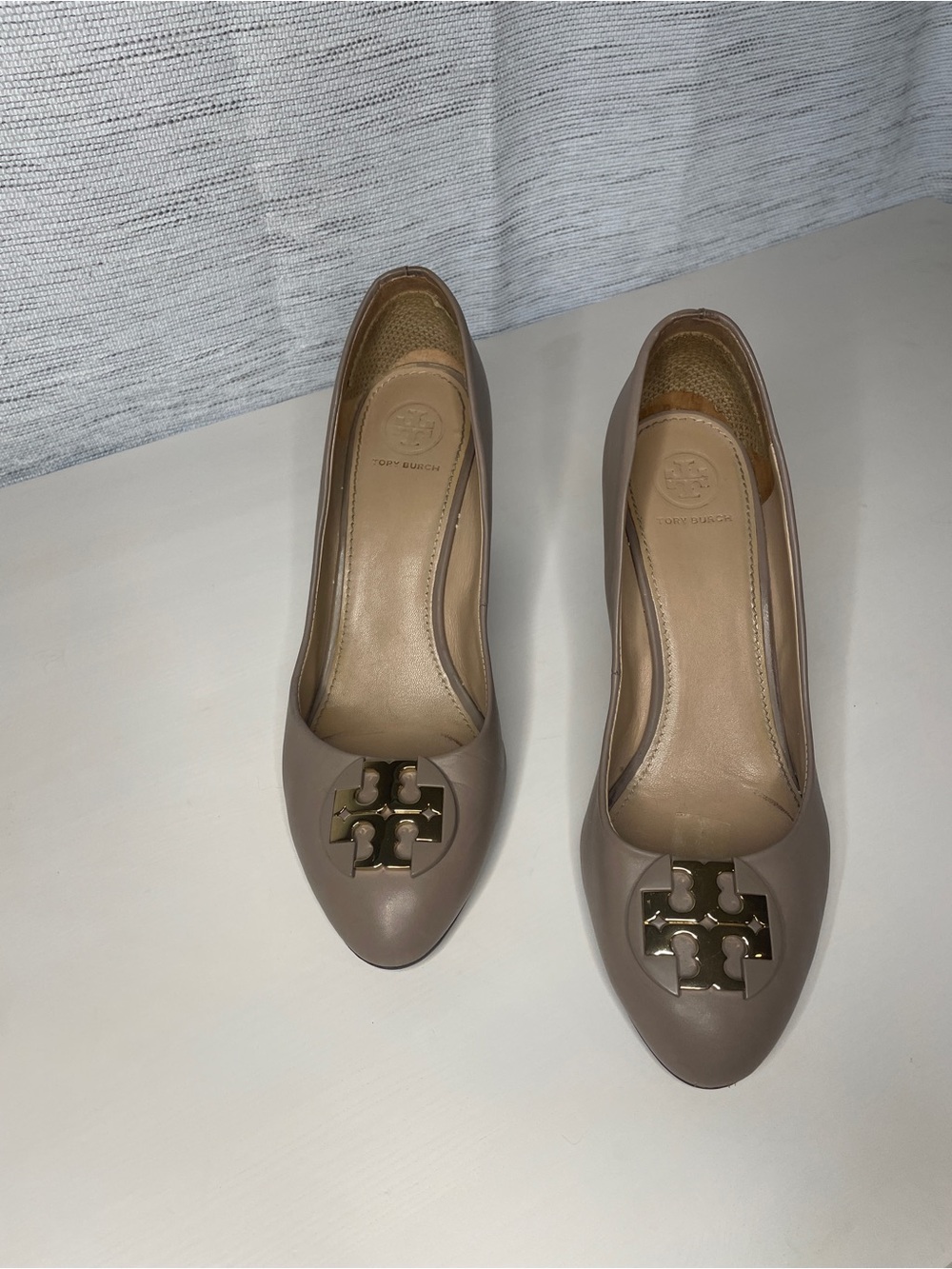 Tory Burch Taupe Leather Block Heel Pumps with Gold Logo - Picture 5 of 9